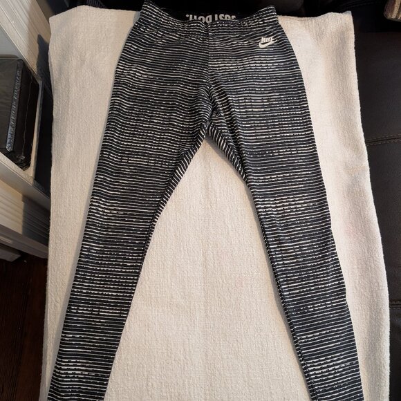 Nike Women’s Size Small Black & White Striped Workout Leggings - Picture 2 of 3